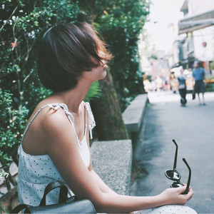 胸⋯啊⋯嗯～丝袜下面出水了动漫
